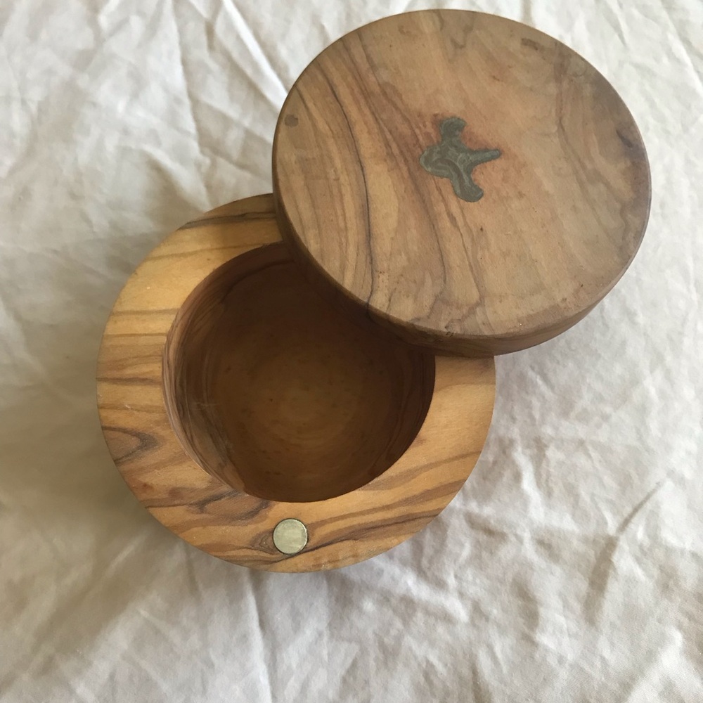 Berard Handcrafted Salt/Pepper Keeper with Magnetic Lid, 4" Round, Olive Wood